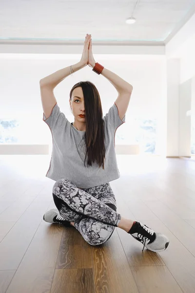 Joven atractiva mujer practicando yoga — Foto de Stock