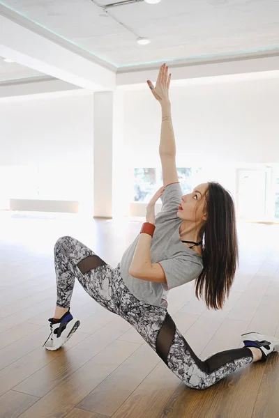 Chica joven atlética realizando deportes y bailando sola en un estudio — Foto de Stock