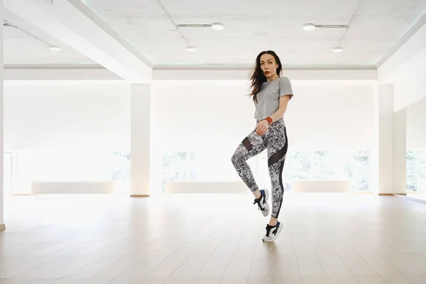 Chica joven atlética realizando deportes y bailando sola en un estudio — Foto de Stock