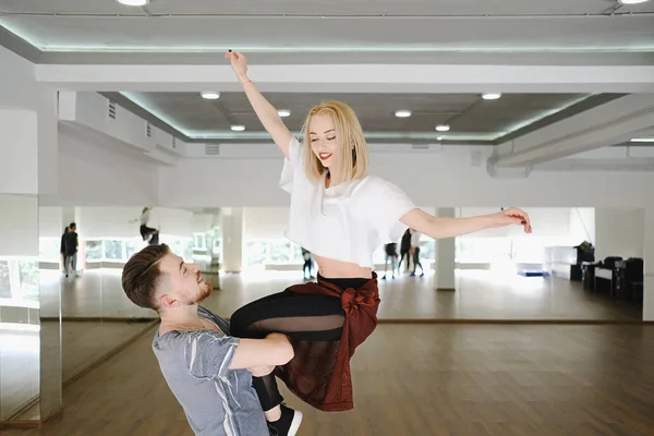 Hombre y mujer realizando movimientos acrobáticos de danza — Foto de Stock