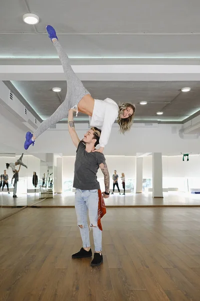 Hombre y mujer realizando movimientos atléticos — Foto de Stock