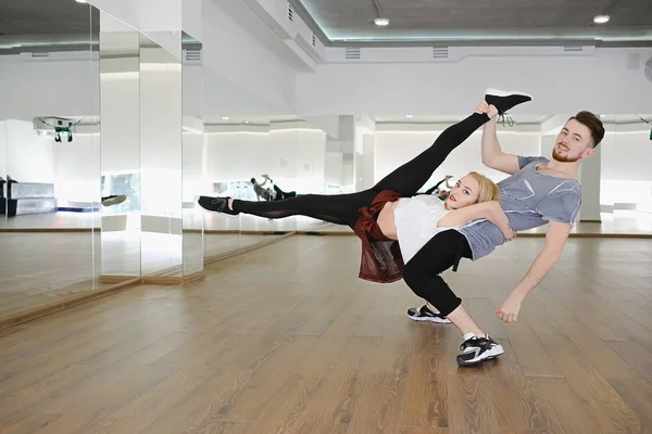 Hombre y mujer realizando movimientos atléticos — Foto de Stock