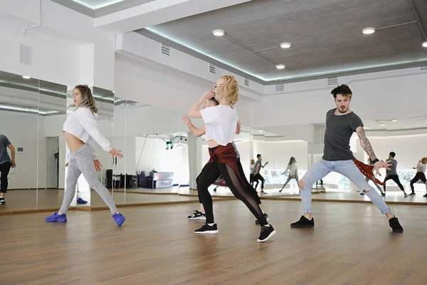 Grupo de cuatro bailarines de hip-hop — Foto de Stock