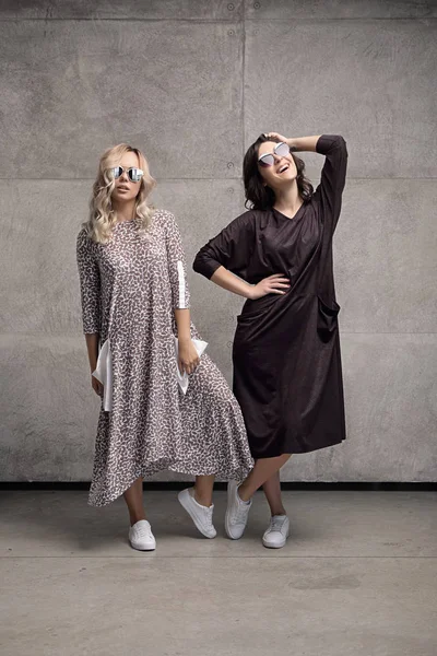Due allegre giovani donne alla moda che indossano occhiali da sole — Foto Stock