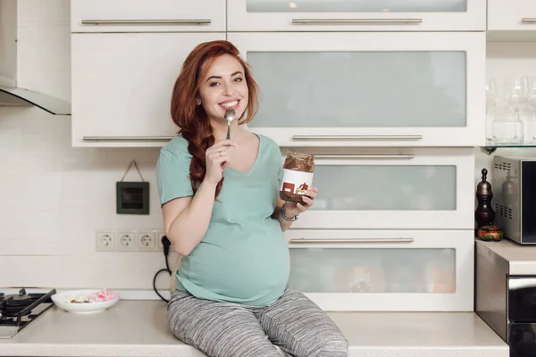 Gravid kvinna njuter äta choklad — Stockfoto