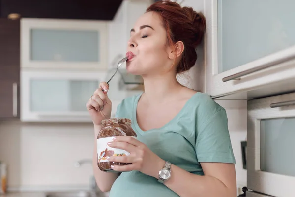 Donna incinta godendo mangiare cioccolato occhi di chiusura — Foto Stock