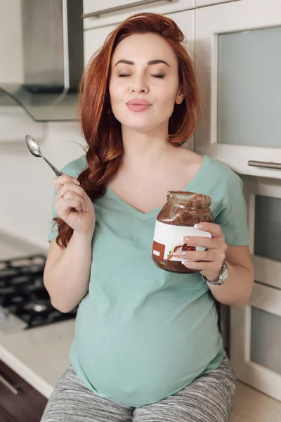 Donna incinta godendo mangiare cioccolato — Foto Stock