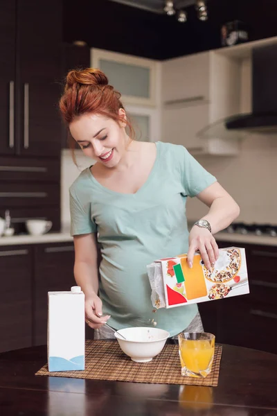 Sorridente donna incinta preparare la colazione , — Foto Stock