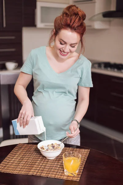 Ler gravid kvinna förbereder frukost, — Stockfoto