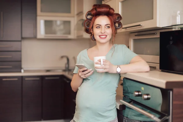 Donna incinta utilizzando uno smartphone — Foto Stock