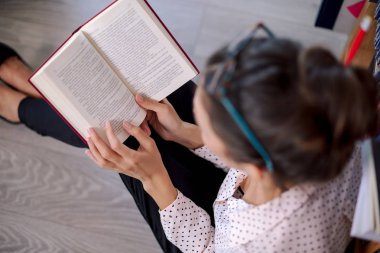 Gönüllülük a kitap kitap mağazasında gözlüklü güzel kadın.