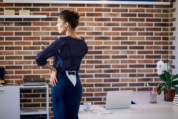 Atractiva mujer pensando en la oficina — Foto de Stock