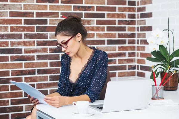 Zakenvrouw in het kantoor een het Bureau documenten controleren. — Stockfoto