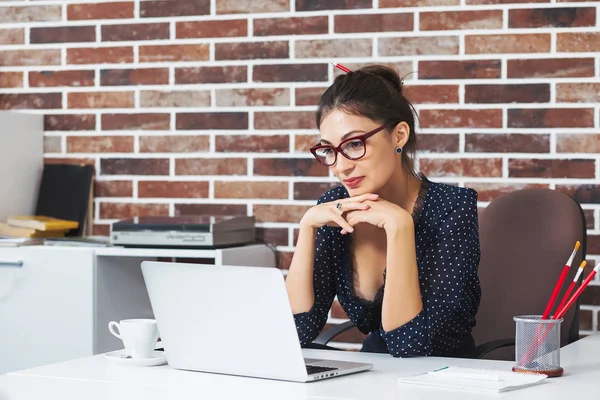 Preciosa mujer de negocios mirando a la computadora portátil — Foto de Stock