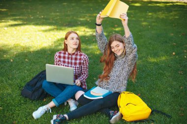 Açık havada kampüs Üniversitesi'nde okuyan öğrenciler