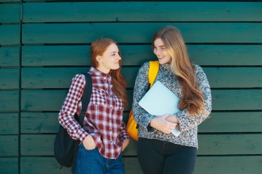 Üniversite öğrencileri gülümseyen