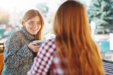 Kahve içme gülümseyen genç kadın 