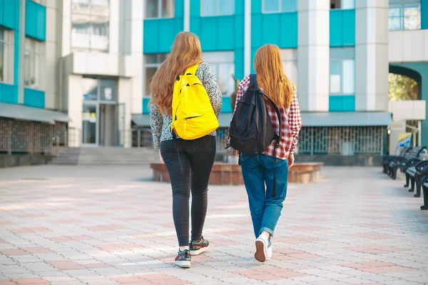 Unga college flicka vänner, med naturliga rödaktigt hår, kommer att — Stockfoto