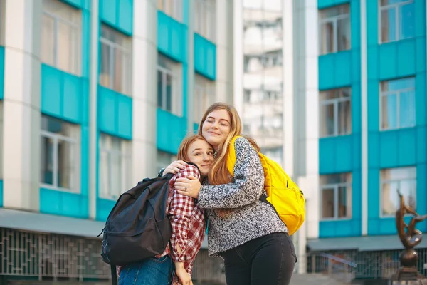 Glückliches Mädchen umarmt ihre Schwester. — Stockfoto