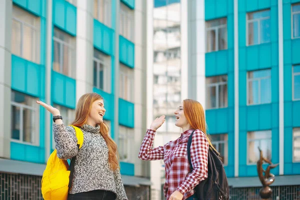 Student dziewczyny dając piątkę — Zdjęcie stockowe