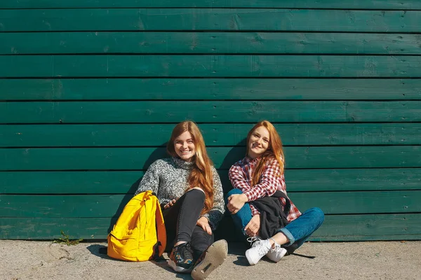 İki genç kız arkadaş birlikte kameraya bakarak ayakta — Stok fotoğraf