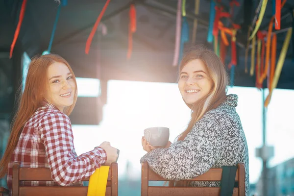 Leende unga kvinnor dricker kaffe — Stockfoto
