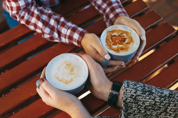 Жінка руки з веснянками тримає чашки кави — стокове фото