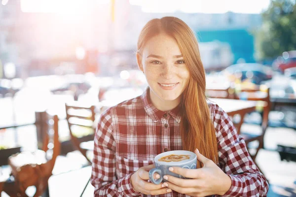 Feliz joven sosteniendo una taza de café — Foto de Stock