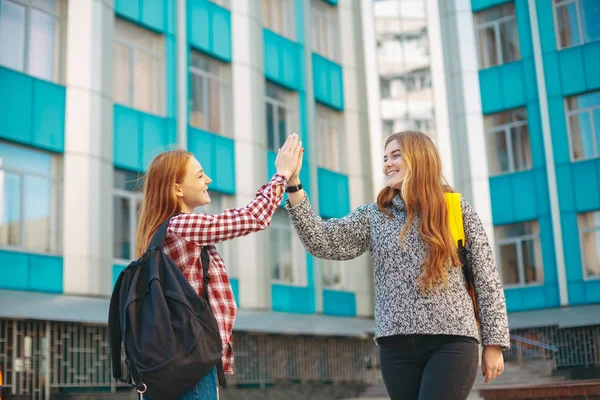 Mädchen geben High Five — Stockfoto