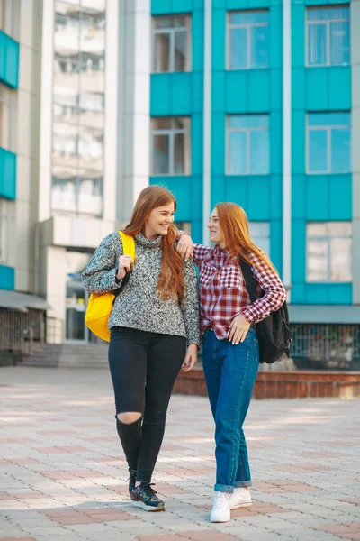Zwei befreundete Studentinnen zu Fuß von der Universität — Stockfoto