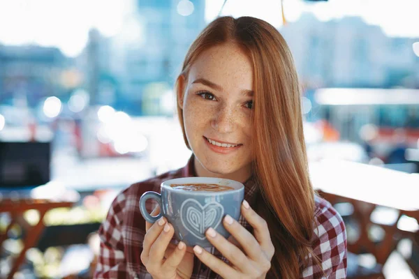 Beautiful female portrait smiling while holding mug of coffee — Stock Photo, Image