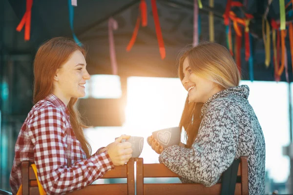 Sonrientes mujeres jóvenes tomando café —  Fotos de Stock