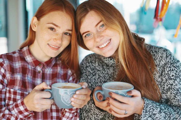 Gülümseyen güzel genç kadın kahve ile poz — Stok fotoğraf