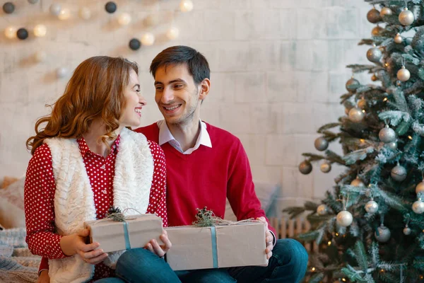 Noel hediyeleri olan mutlu genç bir çift. — Stok fotoğraf