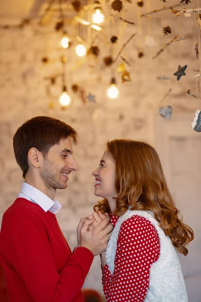 Joyeux couple amoureux profitant de Noël. Fond de Noël — Photo