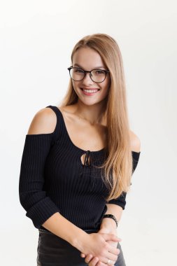 Beyaz arka planda gözlüklü, gülümseyen zarif bir kadın.