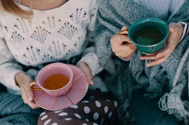 İki çekici kız çay partisinin tadını çıkarıyor.
