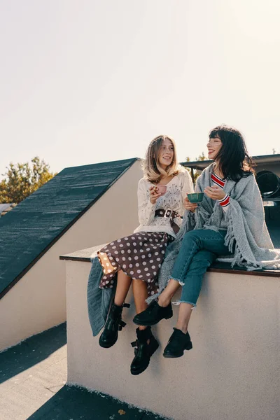 Две привлекательные девушки наслаждаются чаепитием — стоковое фото