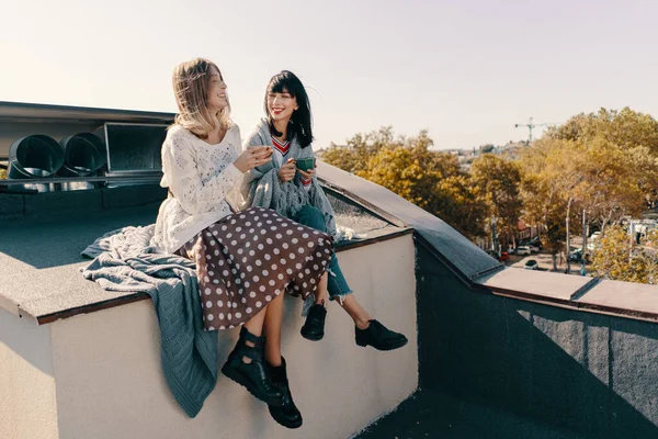 Две привлекательные девушки наслаждаются чаепитием — стоковое фото