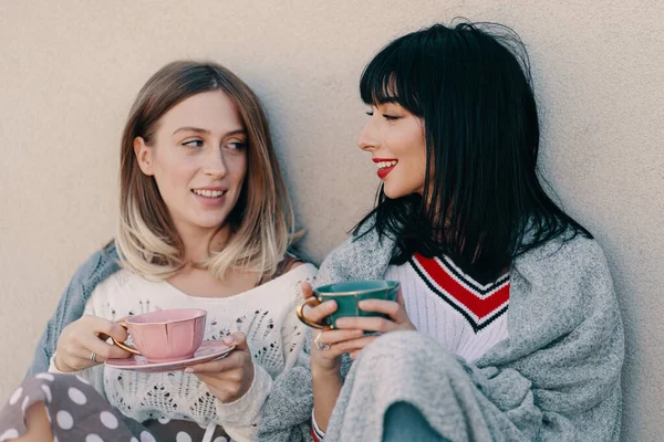 Zwei attraktive Mädchen genießen eine Teeparty — Stockfoto