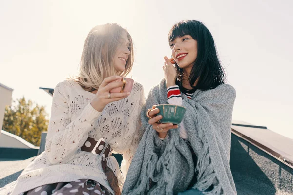 Két vonzó lány élvezi a teadélutánt — Stock Fotó