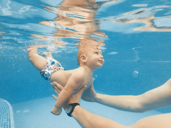 Glückliche Mutter und Sohn im Pool — Stockfoto