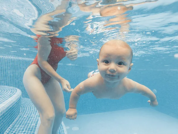 Mãe e filho felizes na piscina — Fotografia de Stock