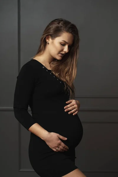 Ritratto splendida giovane donna incinta toccando delicatamente con le mani la pancia, lei è in attesa di una nuova vita — Foto Stock