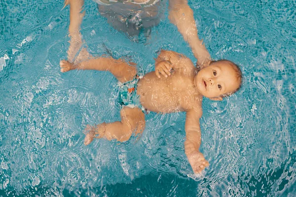 Matka i mały syn bawią się w basenie — Zdjęcie stockowe