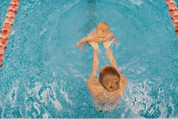 母親と小さな息子がプールで楽しんでいます — ストック写真