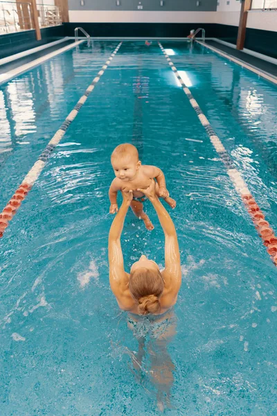 母親と小さな息子がプールで楽しんでいます — ストック写真