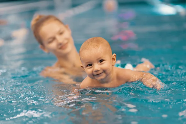 Anya és kisfia jól érzik magukat a medencében. — Stock Fotó