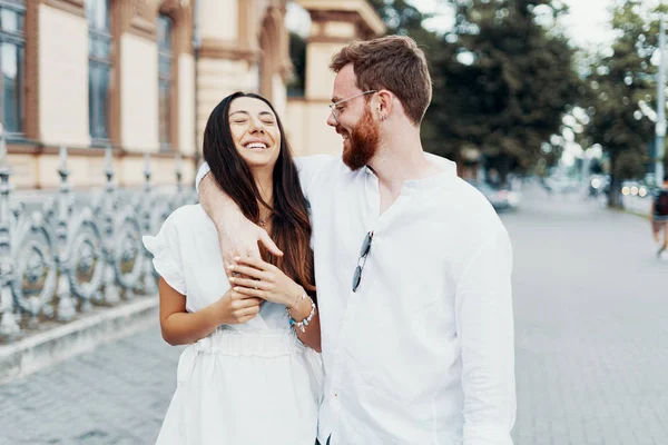 Pareja enamorada caminando por la ciudad —  Fotos de Stock