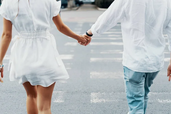 Pareja enamorada caminando por la ciudad —  Fotos de Stock